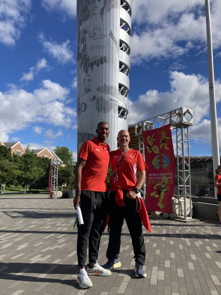 Michael G. Leitner vor dem Hayward Field Stadion der World Athletics U20 Championships in Oregon, im Gespäch zu mentale Stärke, mit dem Olympiasieger und Weltmeister Christian Taylor.
