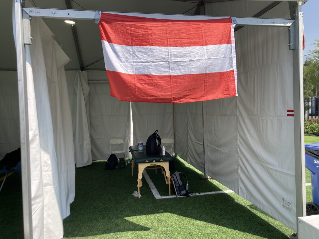 Österreichisches Betreuungszelt mit Massagebank bei der U20-WM in Eugene